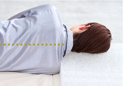 横向きで寝ている様子